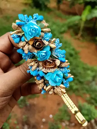 Gold × Sky-blue clip