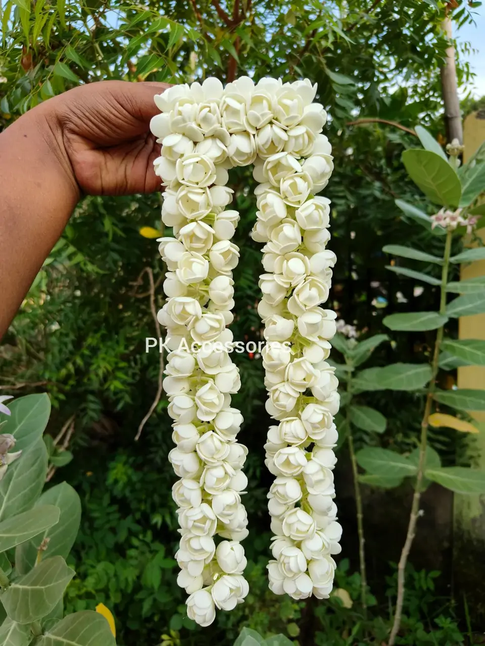 Light Jasmine string with center clip 