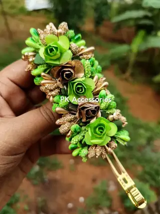 Gold × Green clip